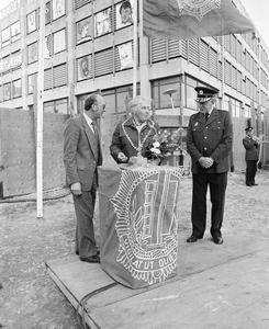 884417 Afbeelding van het met een druk op de knop storten van de eerste paal voor het nieuwe Hoofdbureau van Politie ...